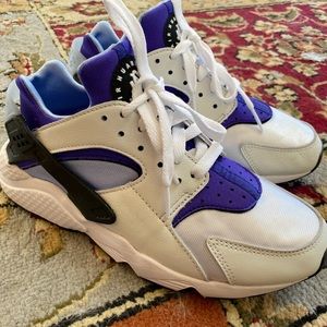 Nike Air Huarache Women’s Sneaker Size 7.5